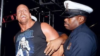 WWE: Stone Cold y todos los luchadores que fueron arrestados por la policía (VIDEO)