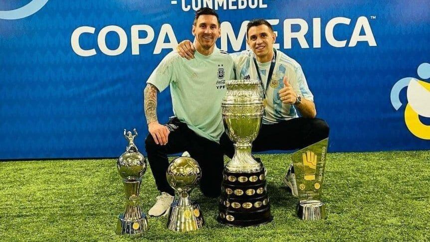 Lionel Messi y Emiliano Martínez con su primera Copa América para Argentina.