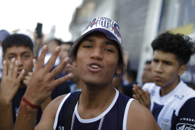 Hinchas de Alianza Lima y su aliento previo a la final con Universitario. (Foto: Julio Reaño/@Photo.gec)