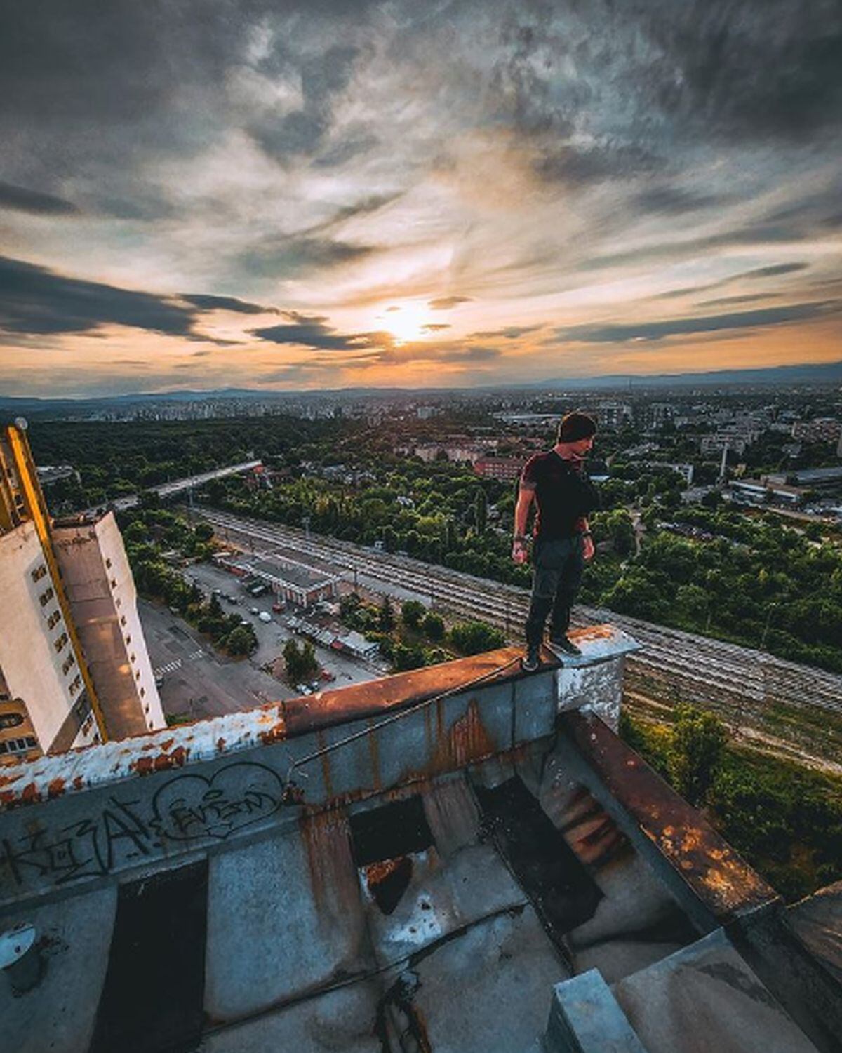 Durante su visita a Bulgaria sin temor a mirar hacia abajo tras haber alcanzado lo alto de un edificio o estructura n (Foto: @dakamaru10 / Instagram)
