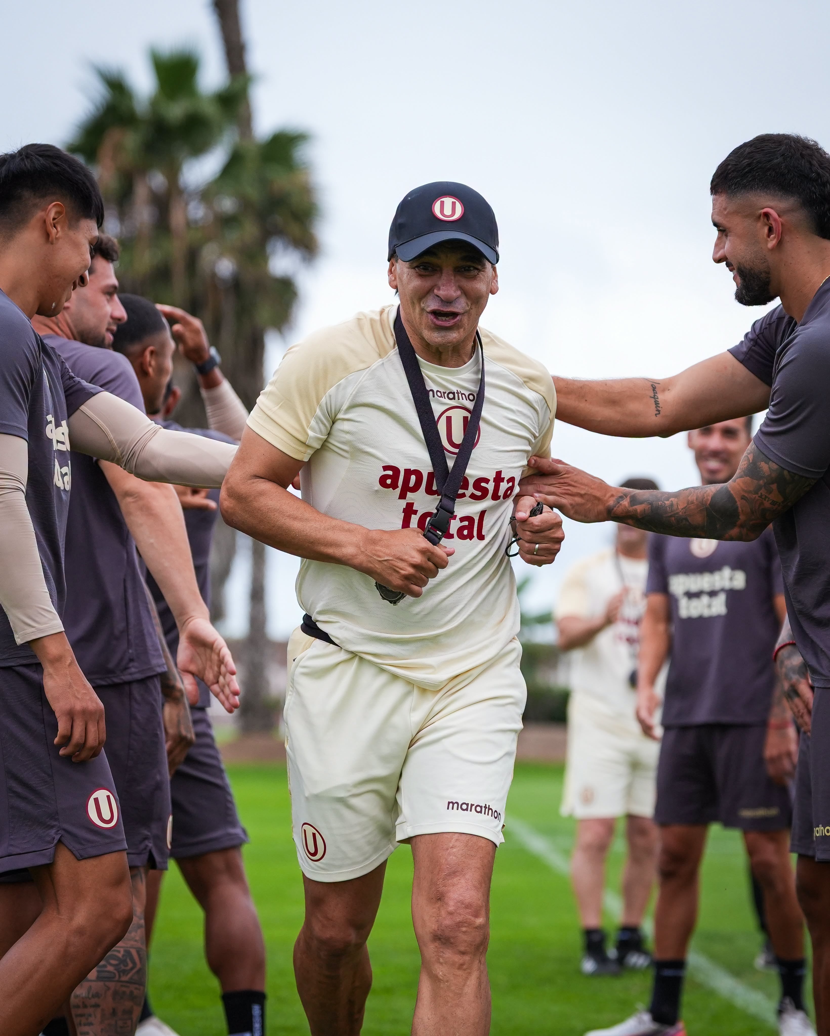 Fabián Bustos fue recibido afectuosamente por el plantel crema en Campo Mar. (Foto: Universitario)