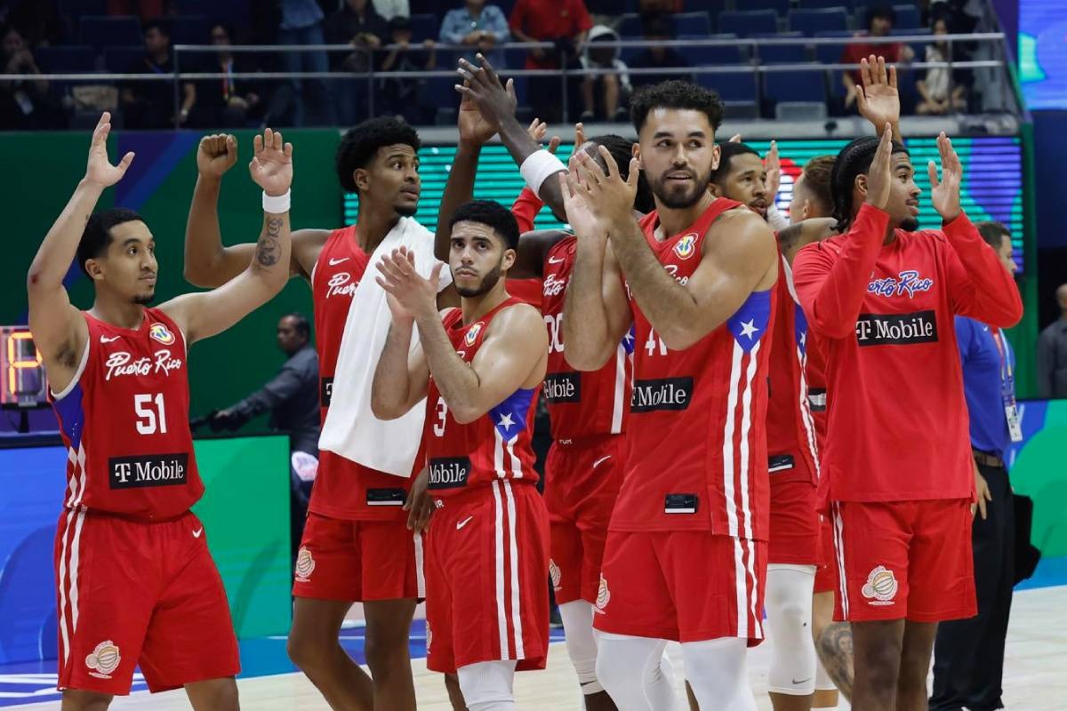 Puerto Rico celebra el triunfo sobre República Dominicana y sigue en carrera en el Mundial de Baloncesto 2023. (Foto: EFE)
