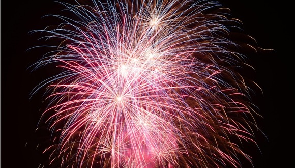 La forma más segura de disfrutar de los fuegos artificiales este 4 de julio es asistir a un espectáculo público organizado por profesionales. (Pexels)