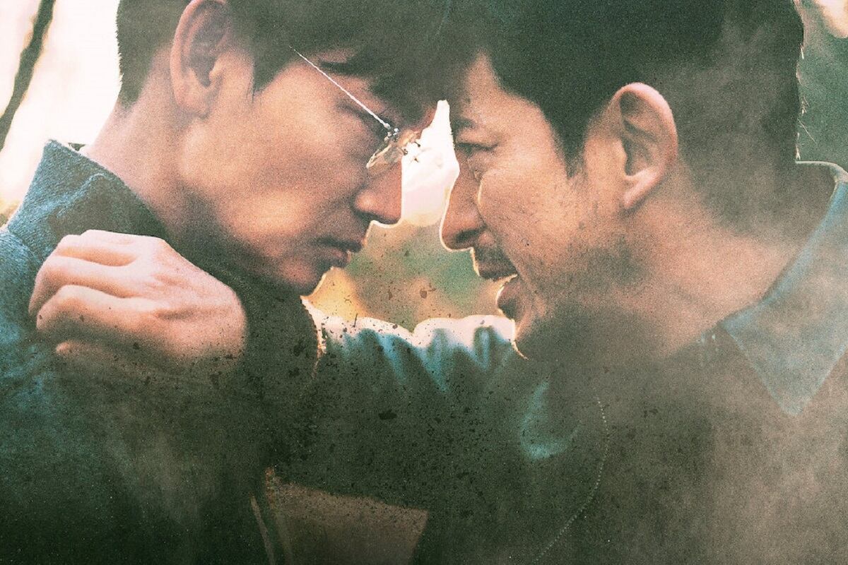 Ayano Go como Yazaki Takayuki y Okada Junichi como Kudo Yuji en la película japonesa "Días difíciles" (Foto: Netflix)