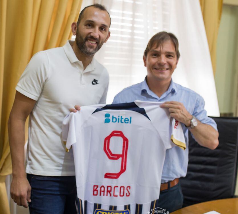 Hernán Barcos fue condecorado por el municipio de su ciudad natal y dejó una camiseta de Alianza Lima como regalo.