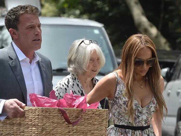 Jennifer Lopez y Ben Affleck se lucieron juntos durante la graduación de la hija del actor (Foto: The Grosby Group)