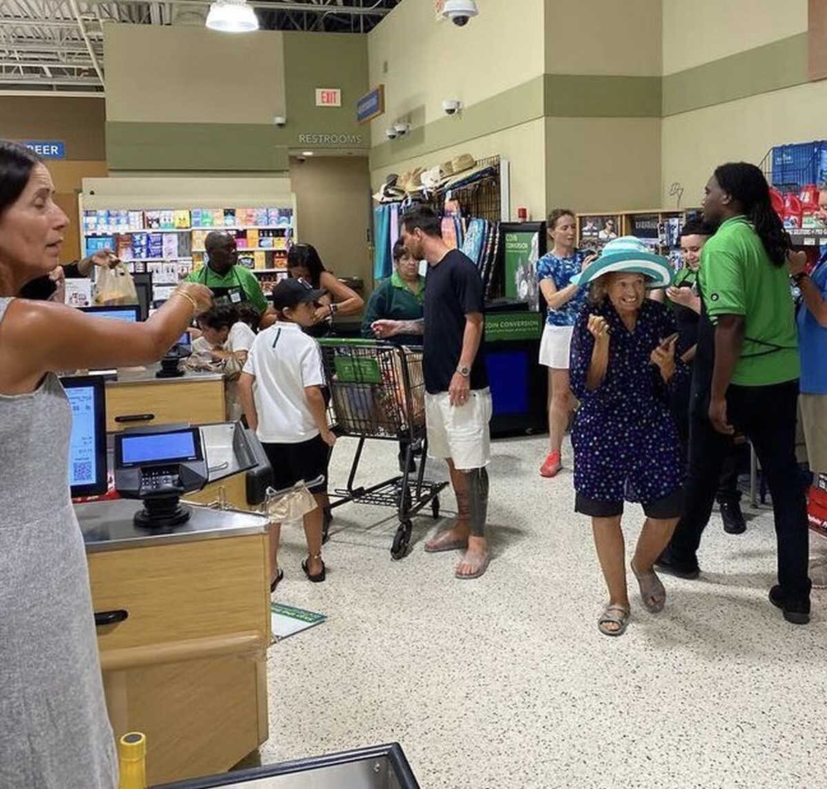 FOTO VIRAL | En esta imagen se aprecia la emoción de una señora al ver a Lionel Messi en un supermercado de Miami. (Foto: @Indie5051 / Twitter)