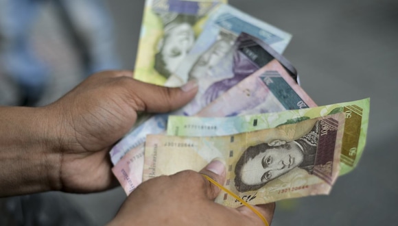 El bolívar, la moneda local, se depreció 77.9% desde enero. (Foto: AFP)