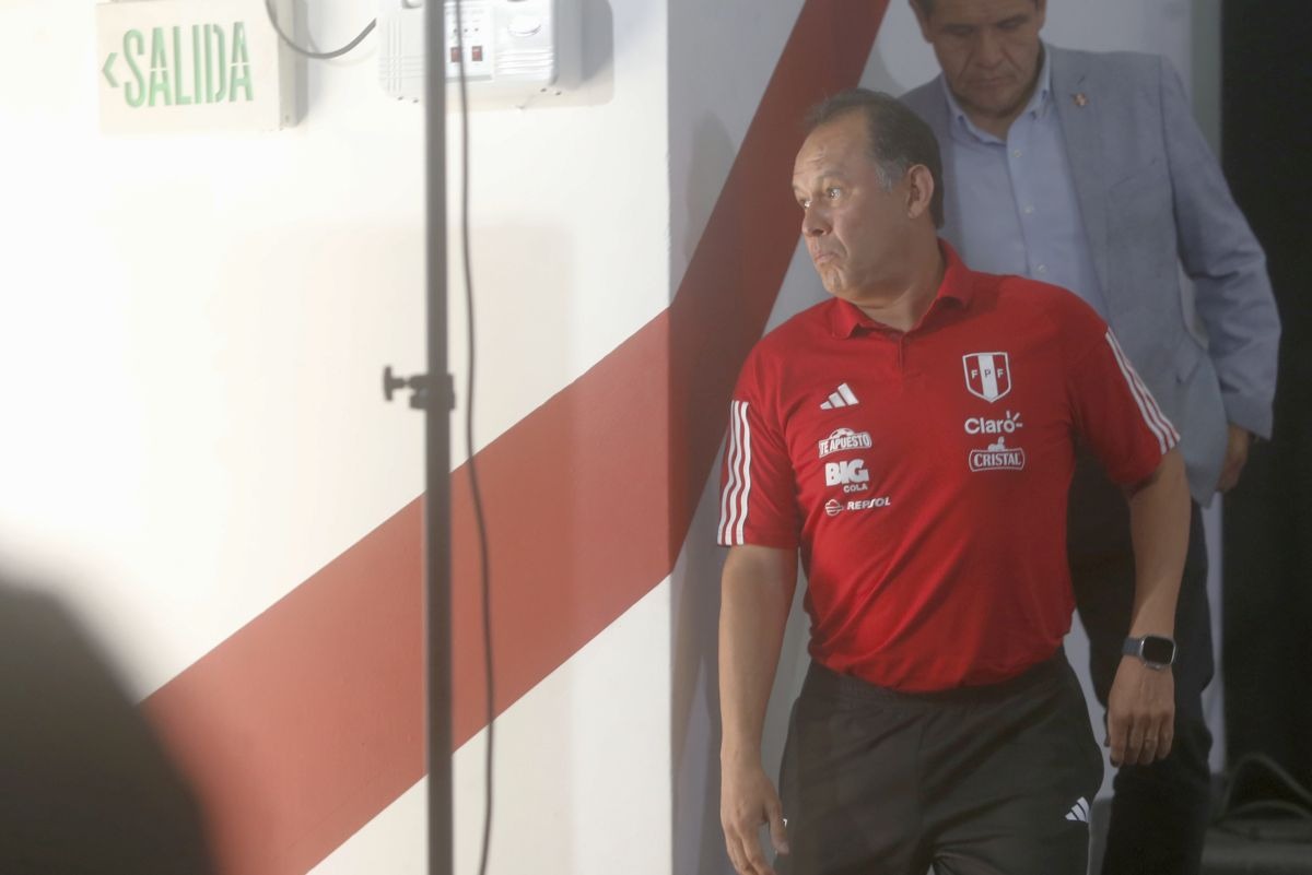 ¿Por qué Reynoso no resistió la crisis de cero triunfos como Gareca y cuánto erró fuera de la cancha? | Mario Zapata Nieto / @photo.gec