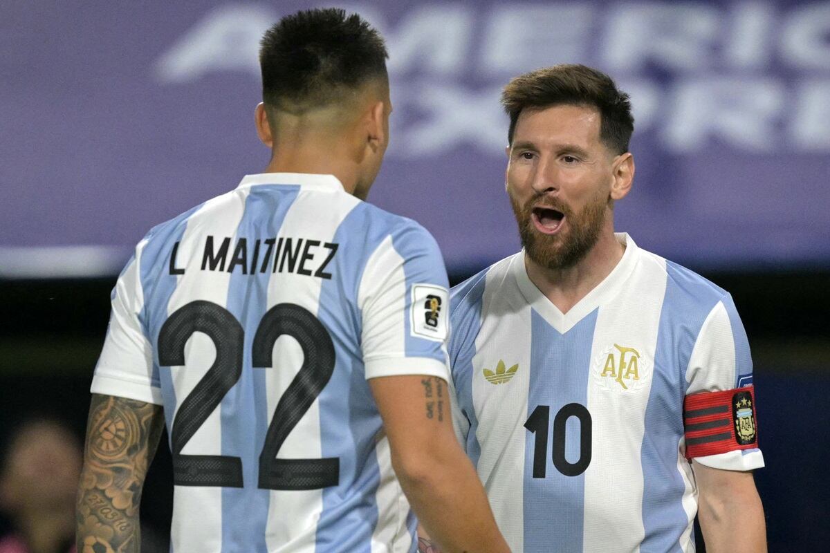 Lionel Messi celebra con Lautaro Martínez, luego de que este anote el 1-0 en el Argentina vs Perú por las Eliminatorias 2026, el 19 de noviembre de 2024. (Foto de JUAN MABROMATA / AFP)