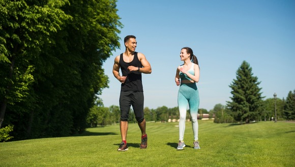 Revisa cuales son los beneficios de la actividad física para salud: consejos para estar saludable y en forma. (Foto: Freepik).