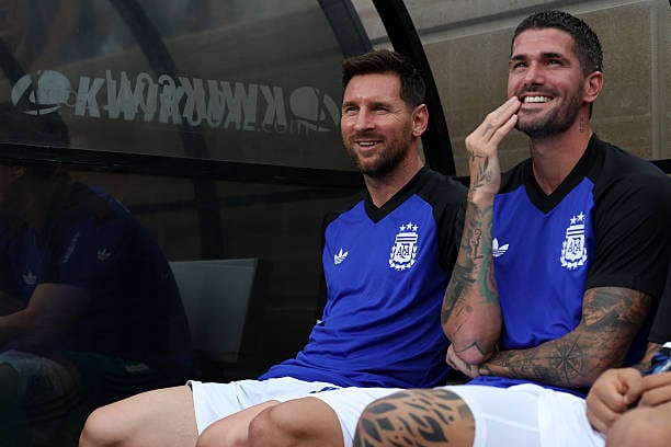Lionel Messi y Rodrigo De Paul. (Foto: Getty Images)