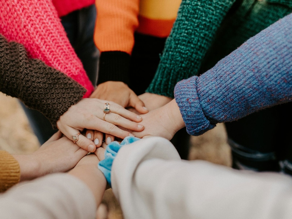 "Qué equivocado es que una mujer espere que el hombre construya el mundo que ella quiere en lugar de crearlo ella misma". -Anais Nin | Crédito: Foto de Hannah Busing en Unsplash / Composición Depor