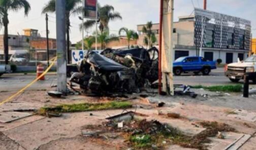 Así quedó el automóvil de "El Güero" tras impactar al poste de concreto (Foto: Tele Saltillo)