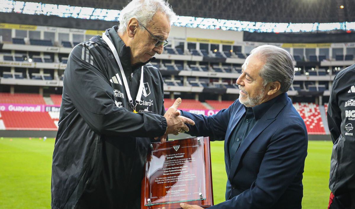 Jorge Fossati recibió reconocimiento por parte de LDU. (Foto: FPF)