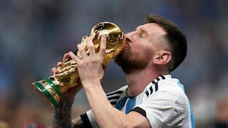Emocionado: la historia de cómo Messi terminó llorando con un relato que escribieron sobre él