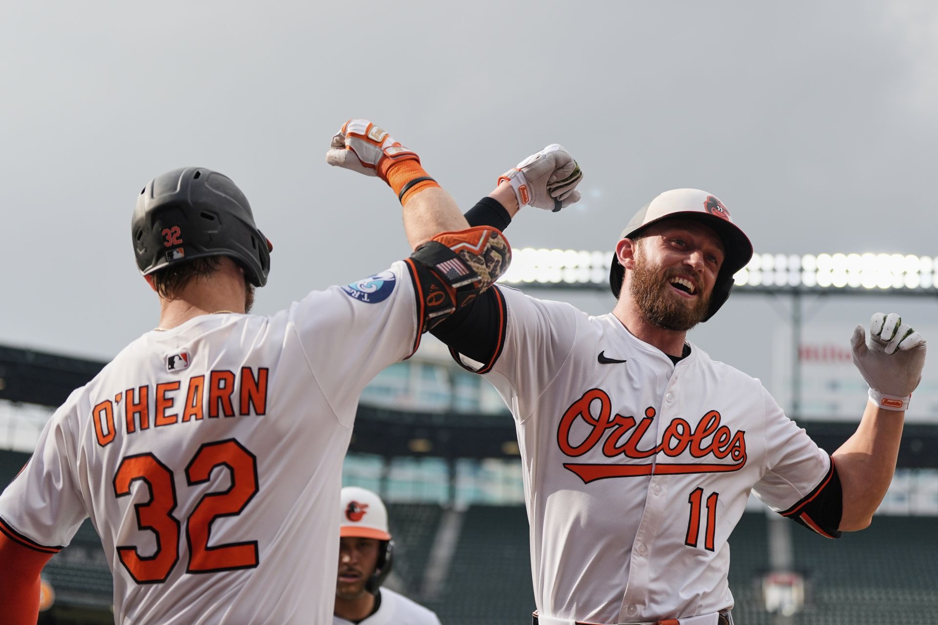 Jordan Westburg (11), de los Orioles de Baltimore, celebra con Ryan O'Hearn (32) tras conectar un jonrón de dos carreras en la segunda entrada del segundo partido de una doble cartelera contra los Mets de Nueva York, el jueves 10 de julio de 2025, en Baltimore. (Foto AP/Stephanie Scarbrough)