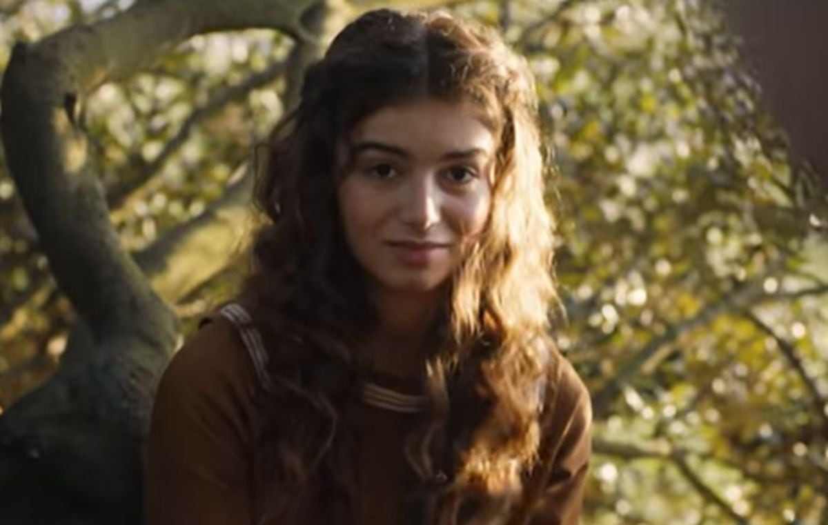 Mimi Keene como Edith Bratt en "Tolkien" (Foto: Chernin Entertainment / Fox Searchlight Pictures)
