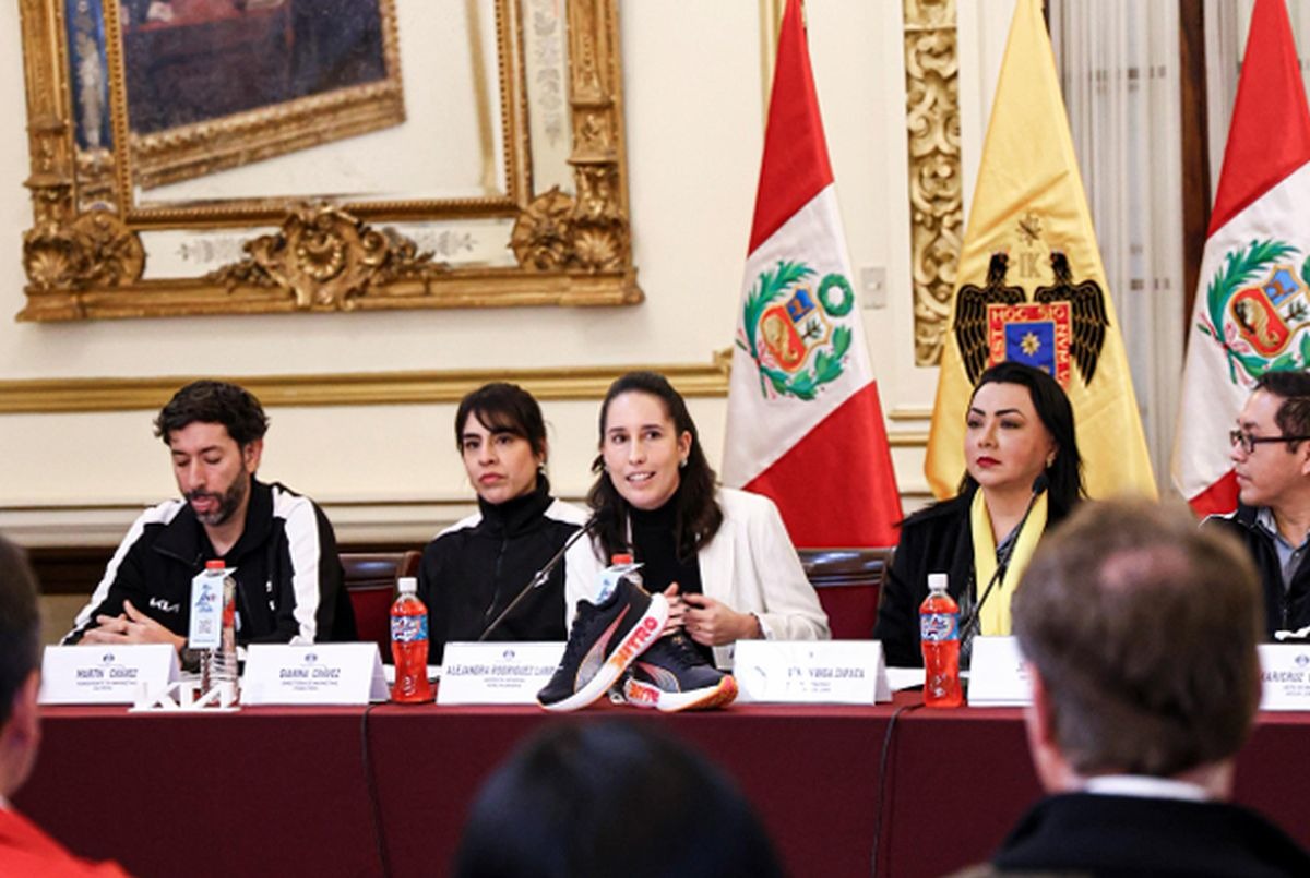 Alejandra Rodriguez Larrain, Gerente General de Peru Runners y directora de la carrera; Deborah Inga Zapata, Regidora Metropolitana; Martín Chávez, Sub Gerente de Marketing de Kia Perú; Gianina Chávez, Directora de Marketing de Puma Perú; JesúsZapata, Jefe de Marca de Electrolight; y Maricruz Chaicha, Jefa de Marca de Agua Loa