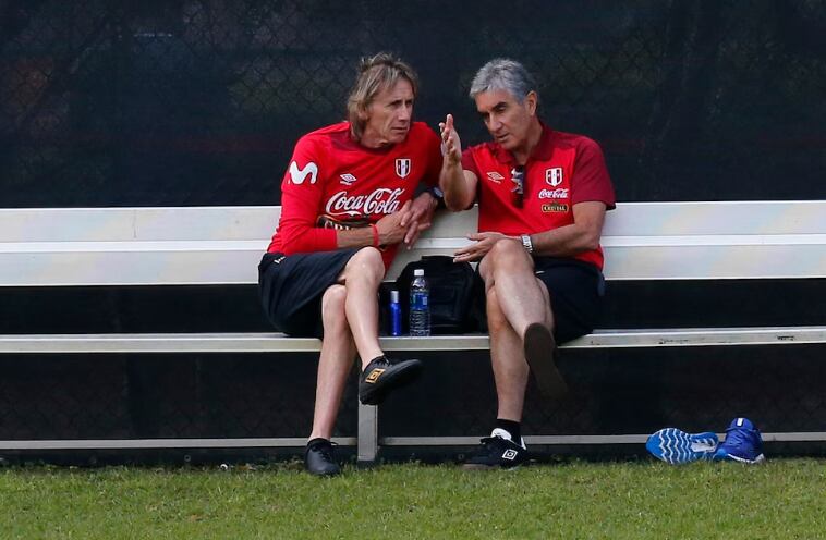 Oblitas conversando con Ricardo Gareca, a quien convenció de ser DT de la Bicolor. (Foto: GEC)