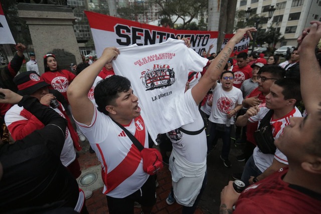 Hinchas alentaron previo a la llegada de Perú al Estadio Nacional. (Foto: Anthony Niño de Guzmán / GEC)