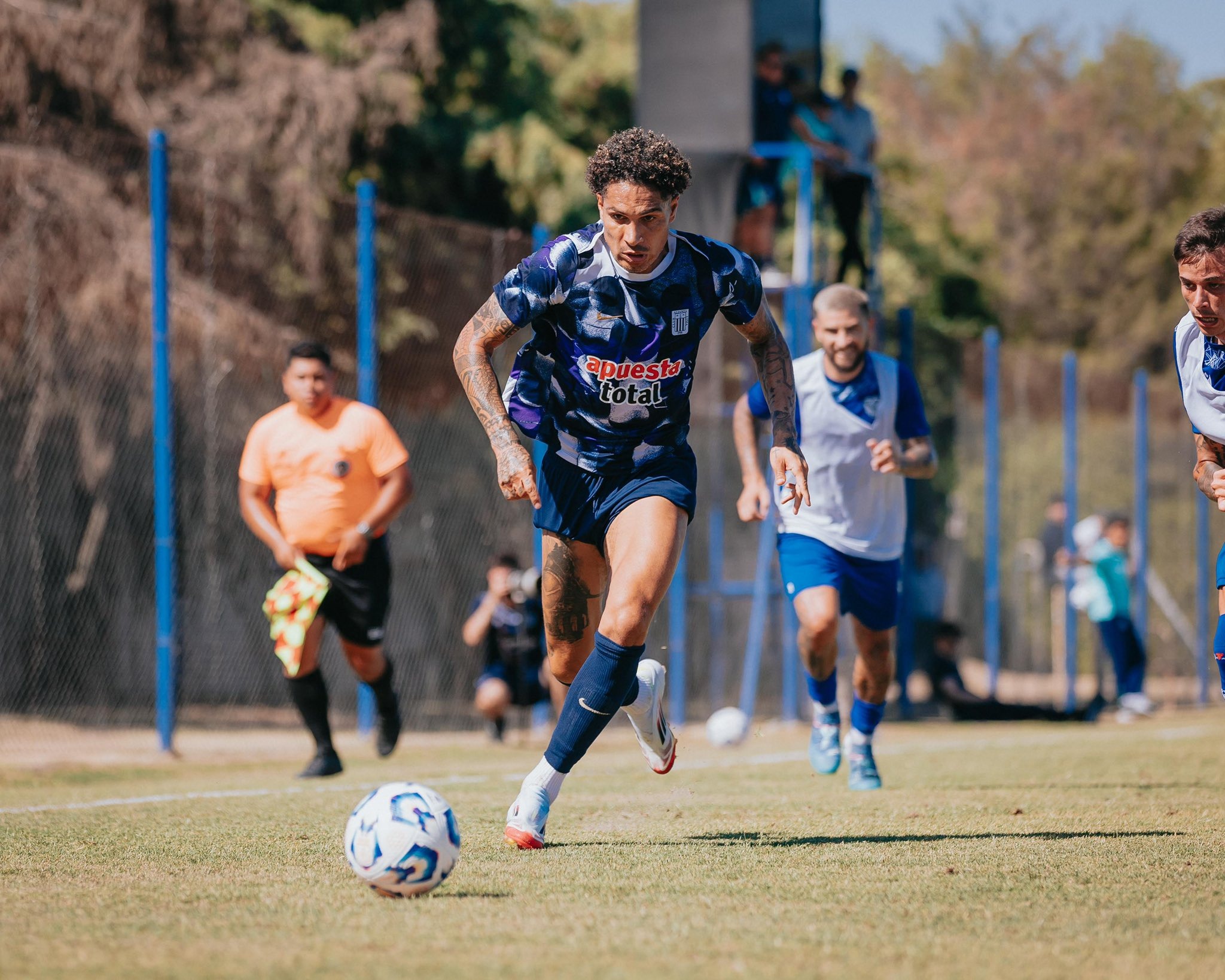 Paolo Guerrero también fue titular ante Vélez Sarsfield.