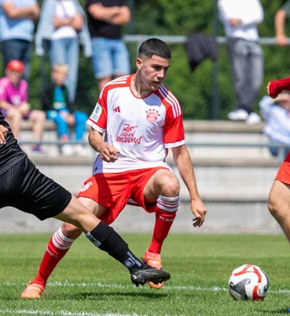 Chávez juega como volante ofensivo y es ambidiestro.