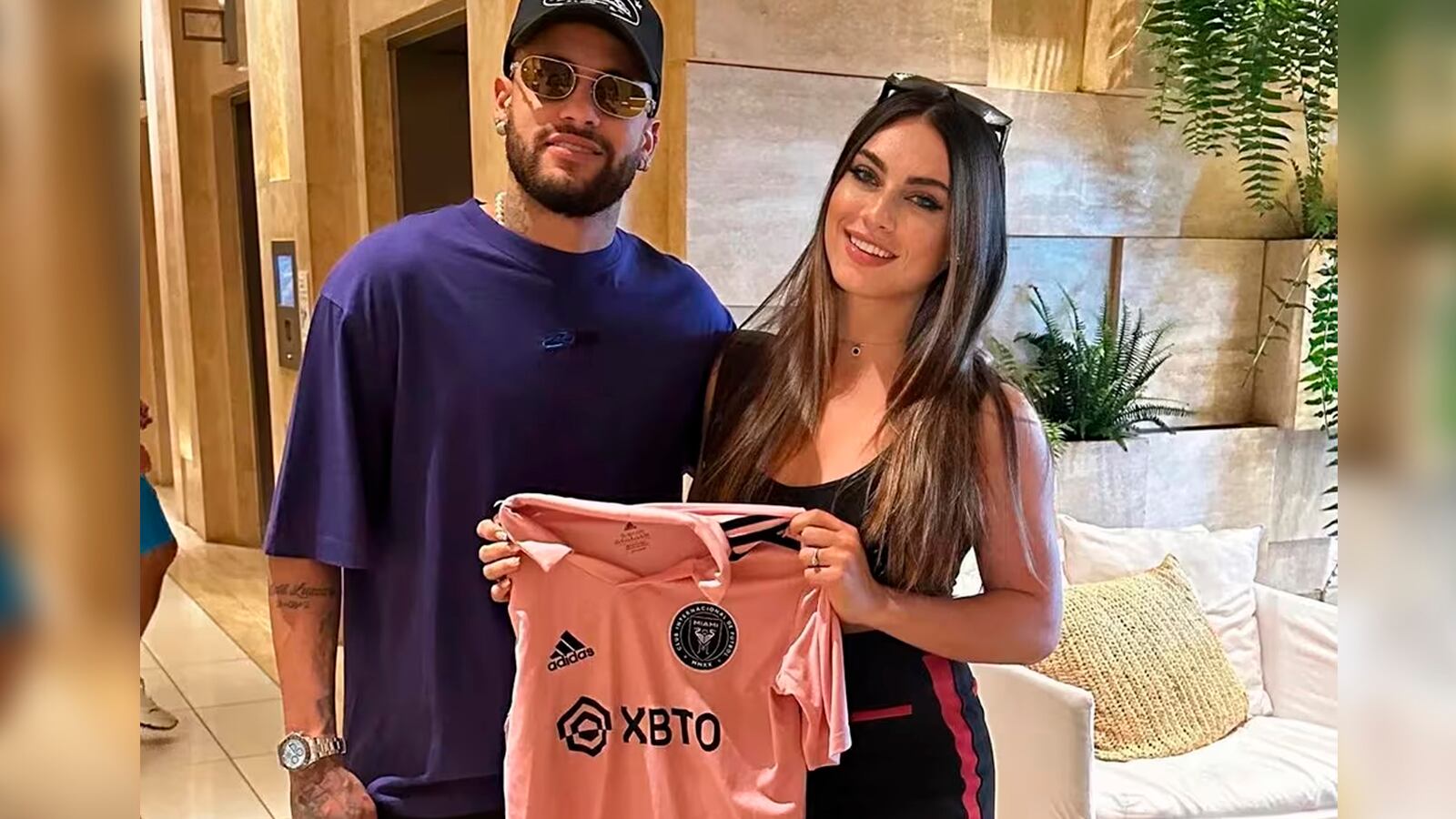 La foto viral de Neymar con una aficionada y la camiseta del Inter Miami. (Foto: Difusión)