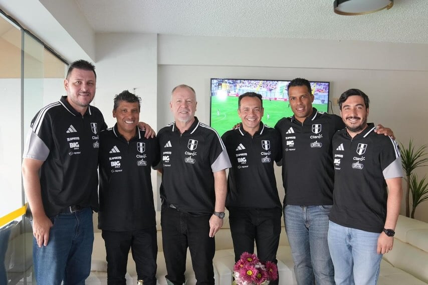 Mano Menezes junto a su comando técnico, ya instalado en Lima. (Foto: Selección)