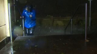 Reportera del clima evita ‘lluvia de vidrios’ durante cobertura de huracán Laura 