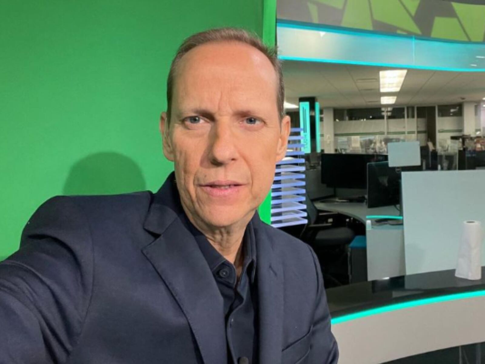 Paco Villa en un estudio de televisión para trabajar en su pasión de toda la vida: el fútbol (Foto: Paco Villa / Instagram)
