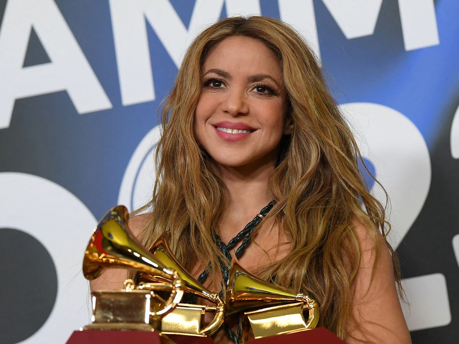 Shakira posa junto a sus trofeos ganados en los Latin Grammys 2023 (Foto: AFP)
