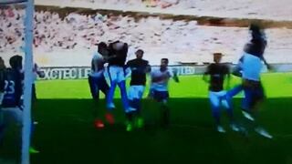 Alianza Lima: Alexis Cossio estuvo cerca de meterla en su propio arco en el inicio del partido