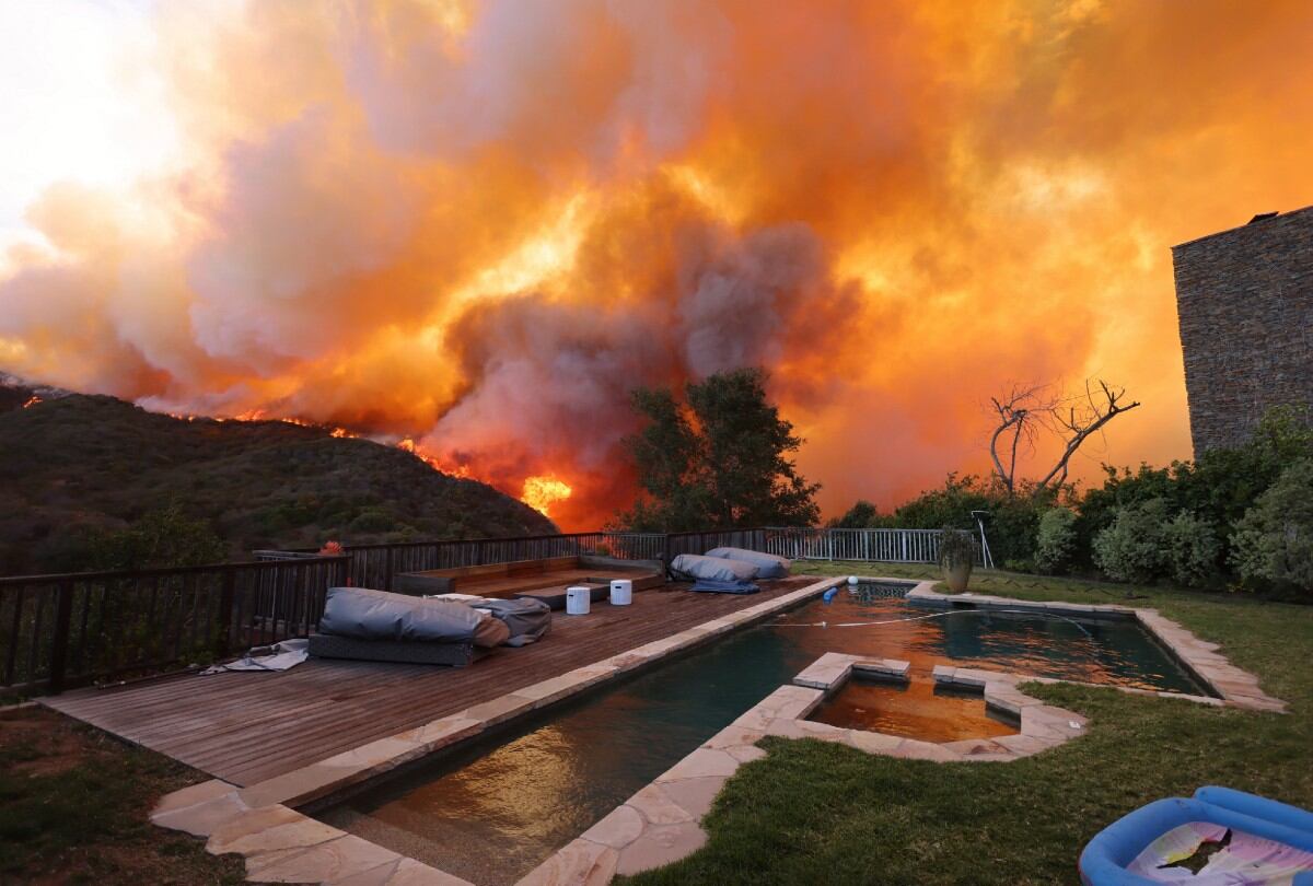 El incendio ya devoró más de 500 hectáreas de Pacific Palisades. (Foto: AFP)