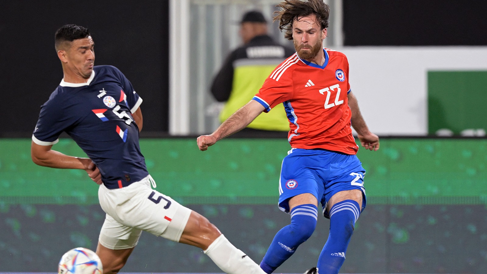 Chile vs. Paraguay se enfrentan en la fecha 5 de las Eliminatorias 2026. (Foto: AFP)