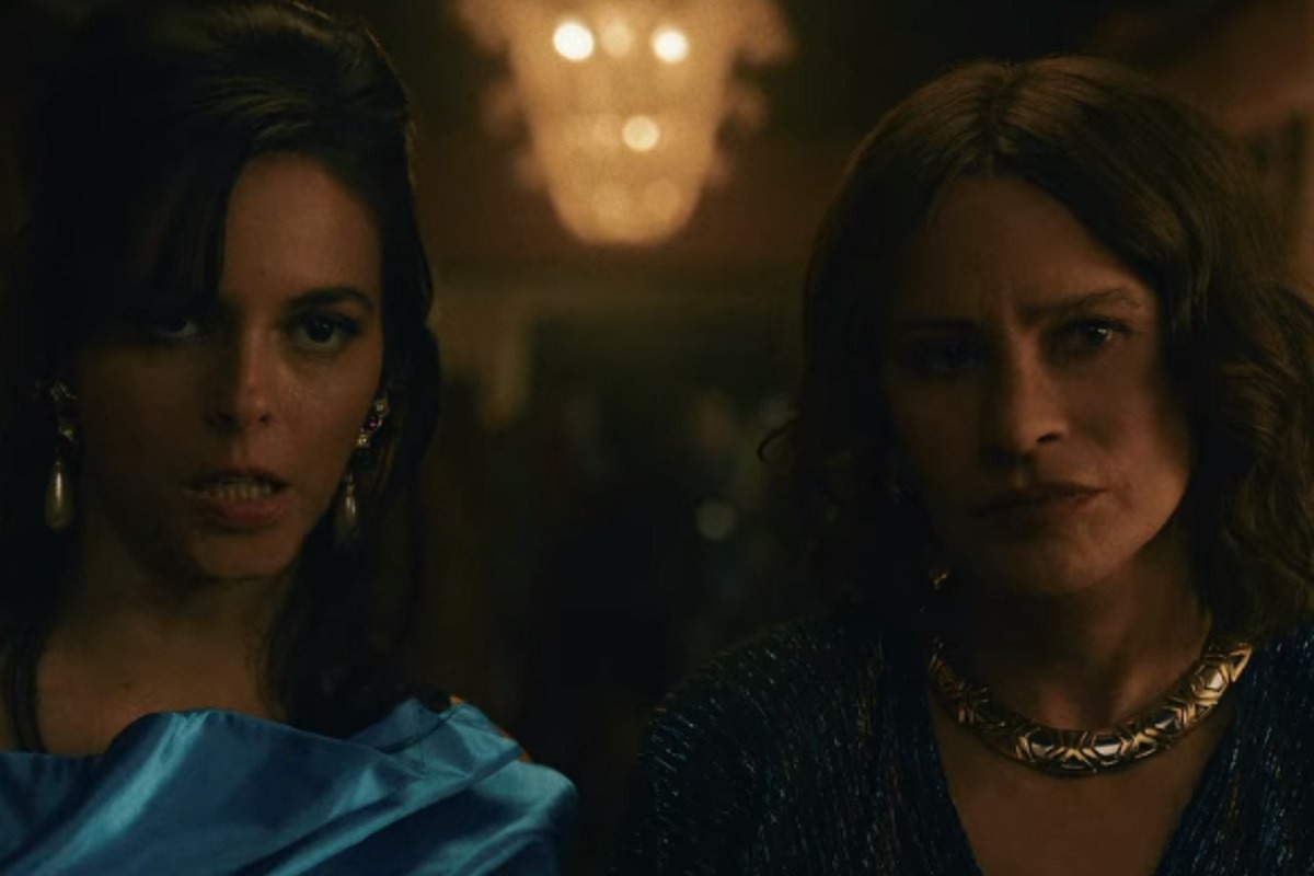 Martha Ochoa junto a Griselda Blanco (Sofía Vergara) en el penúltimo episodio de la miniserie "Griselda" (Foto: Netflix)