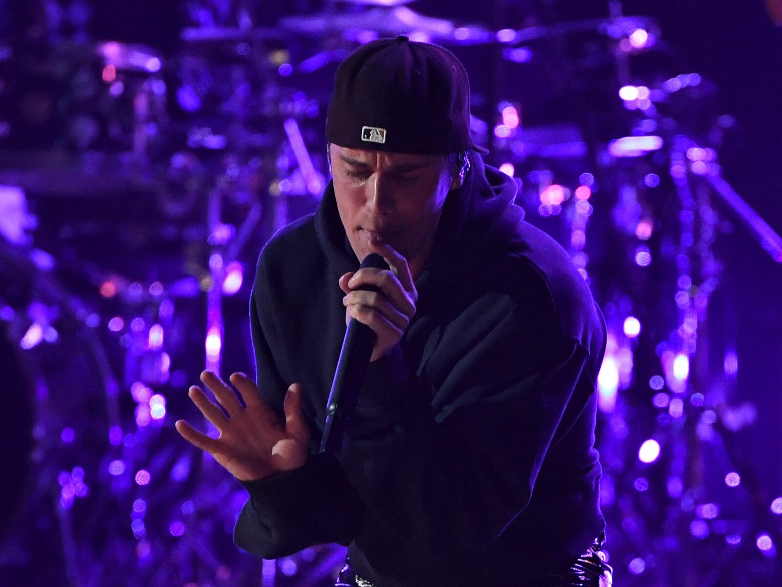 Justin Bieber, que en la imagen canta en la edición 64 de los Grammy Awards en el MGM Grand Garden Arena, ¿será parte del show de medio tiempo del Super Bowl 2024? (Foto: Valerie Macon / AFP)
