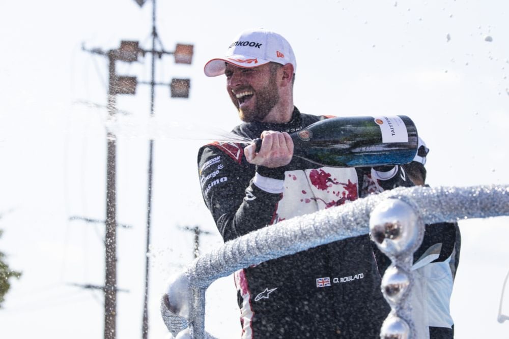 Oliver Rowland celebrando el podio en el E-Prix de Sao Paulo. (Photo Julien Delfosse / DPPI)