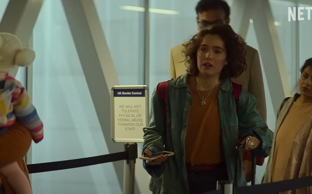Los dos jóvenes se separan al llegar al aeropuerto de Londres en "La probabilidad estadística del amor a primera vista" (Foto: Netflix)