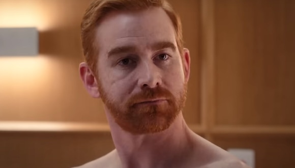 Andrew Santino interpreta a JT en la película "Ricky Stanicky", dirigida por Peter Farrelly (Foto: Amazon Prime Video)