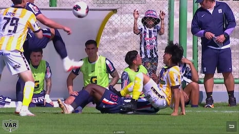 ¿Hubo agresión contra Advíncula? Revelan audios del VAR tras polémica en el Alianza Lima vs. Juan Pablo II