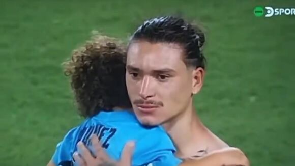 Darwin Núñez consolando a su hijo tras la gresca en las tribunas del Bank of America Stadium. (Video: DSports)