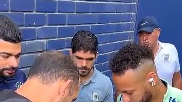 Hernán Barcos firmó la camiseta de Alianza Lima para Neymar. (Video: Difusión)