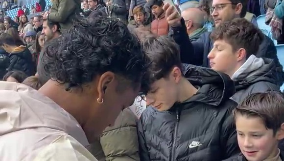 Renato Tapita es asediado por la hinchada del Celta de Vigo. (Video: Celta de Vigo)