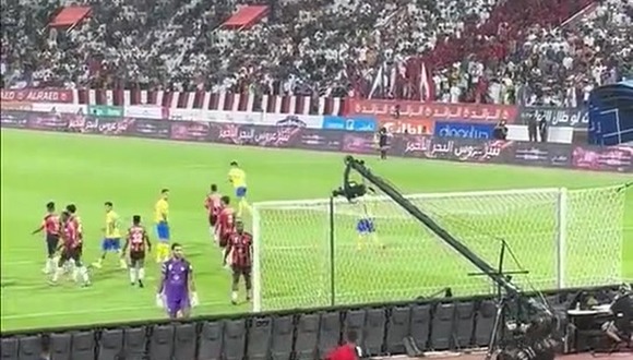 Cristiano Ronaldo casi noquea a un camarógrafo en el último partido de Al Nassr. (Video: Twitter)