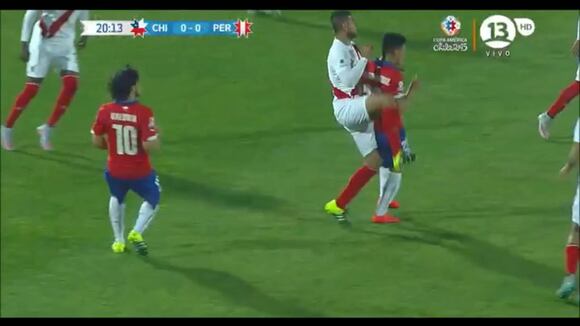 Carlos Zambrano y su recordada expulsión ante Chile en la Copa América 2015. (Video: Canal 13)