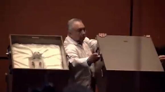 Jaime Maussan presenta las "momias de Nazca" en el Congreso de México