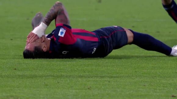 Gianluca Lapadula recibió fuerte patada en Cagliari vs. Sassuolo. (Video: Serie A)