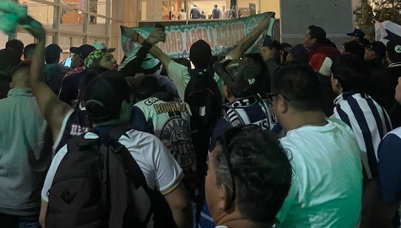 Hinchas de Alianza Lima alientan a jugadores previo al duelo contra Colo Colo. (Video: Fernanda Huapaya / Depor)