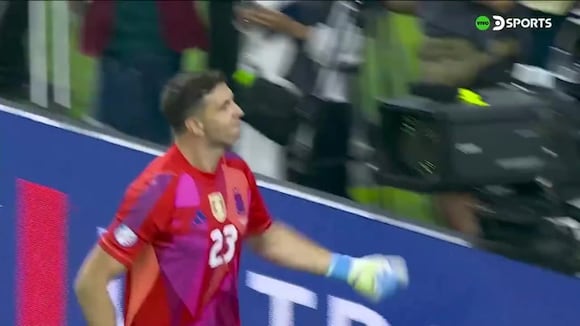 Primer penal tapado de Emiliano Martínez contra Ecuador en la Copa América 2024. (Vídeo: DSports).